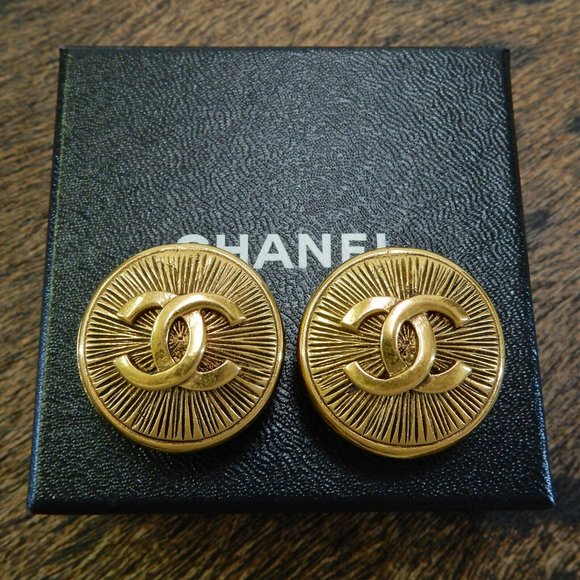 CHANEL GOLD CC CLIP EARRINGS! AUTHENTIC! - Picture 1 of 4